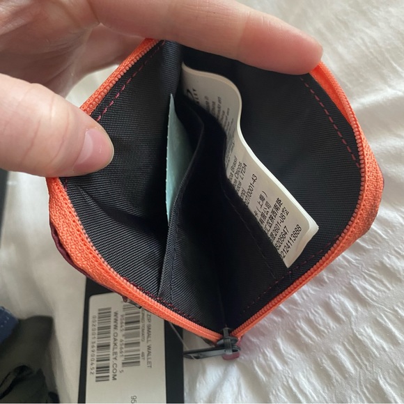NWT Oakley Original 90's small Zip card Wallet in color “sun dried tomato” - Picture 4 of 9